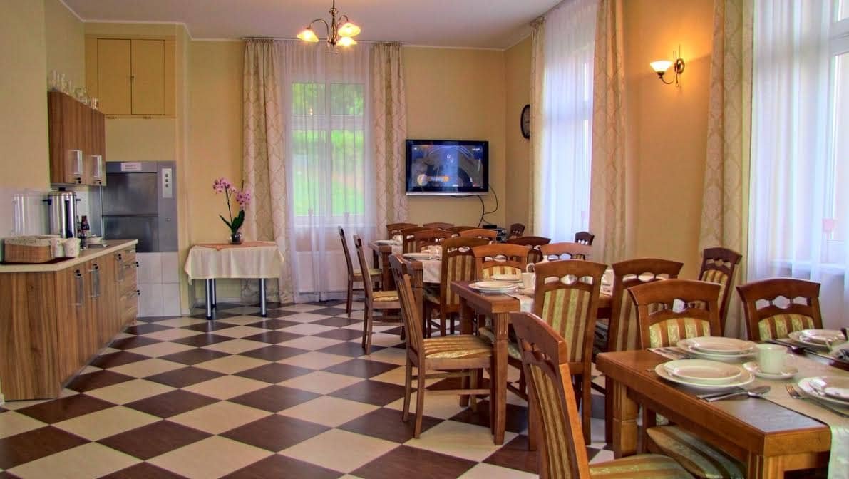 Szkl.P. Sprzedam Willę z apartamentami na wynajem