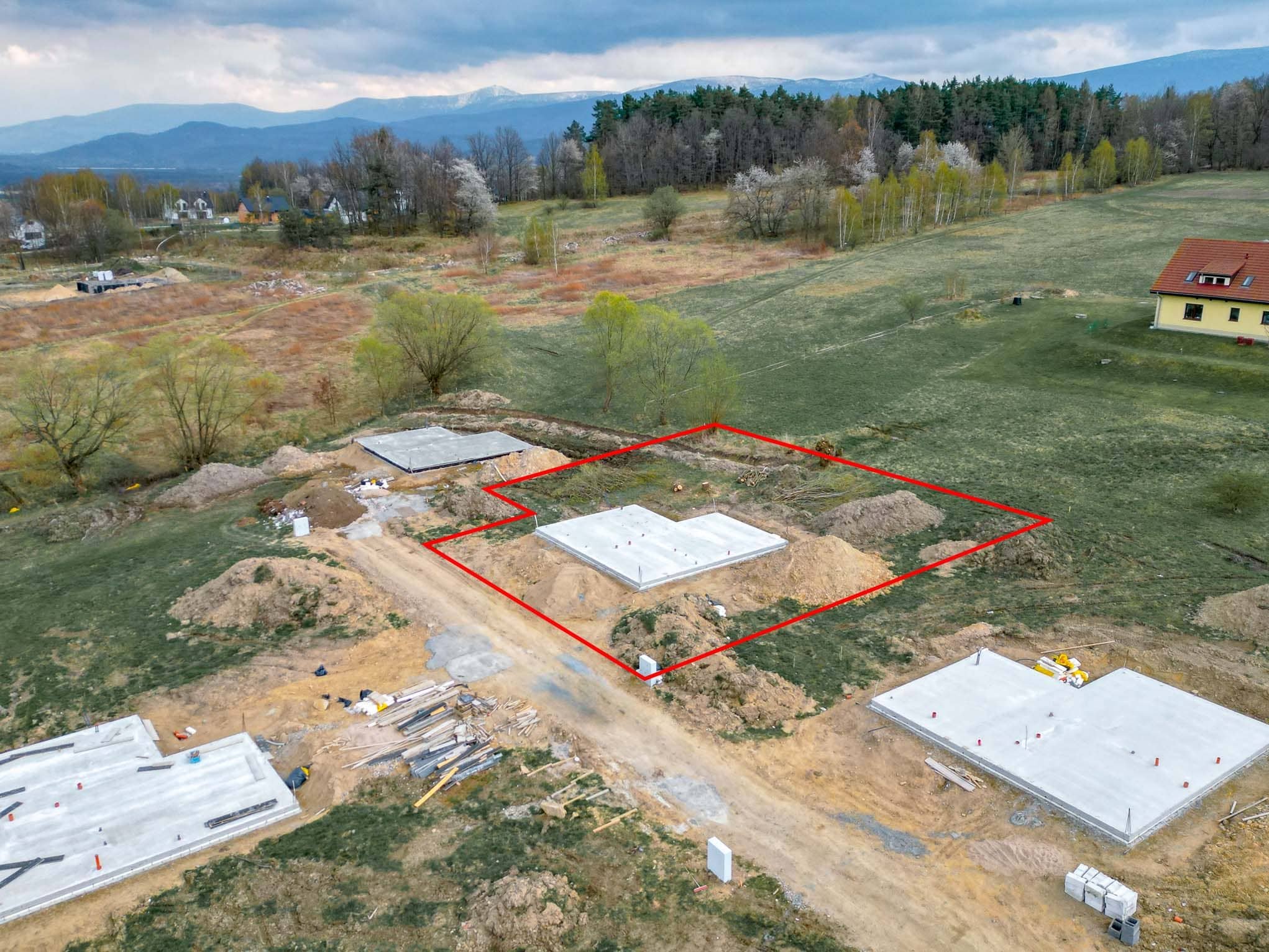 Działka 1009 m² z rozpoczętą budową – Wojcieszyce