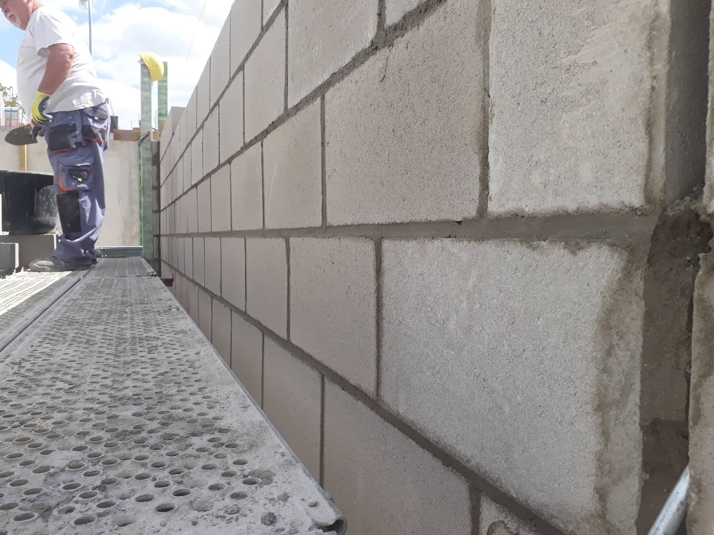 Firma budowlana świadczy usługi