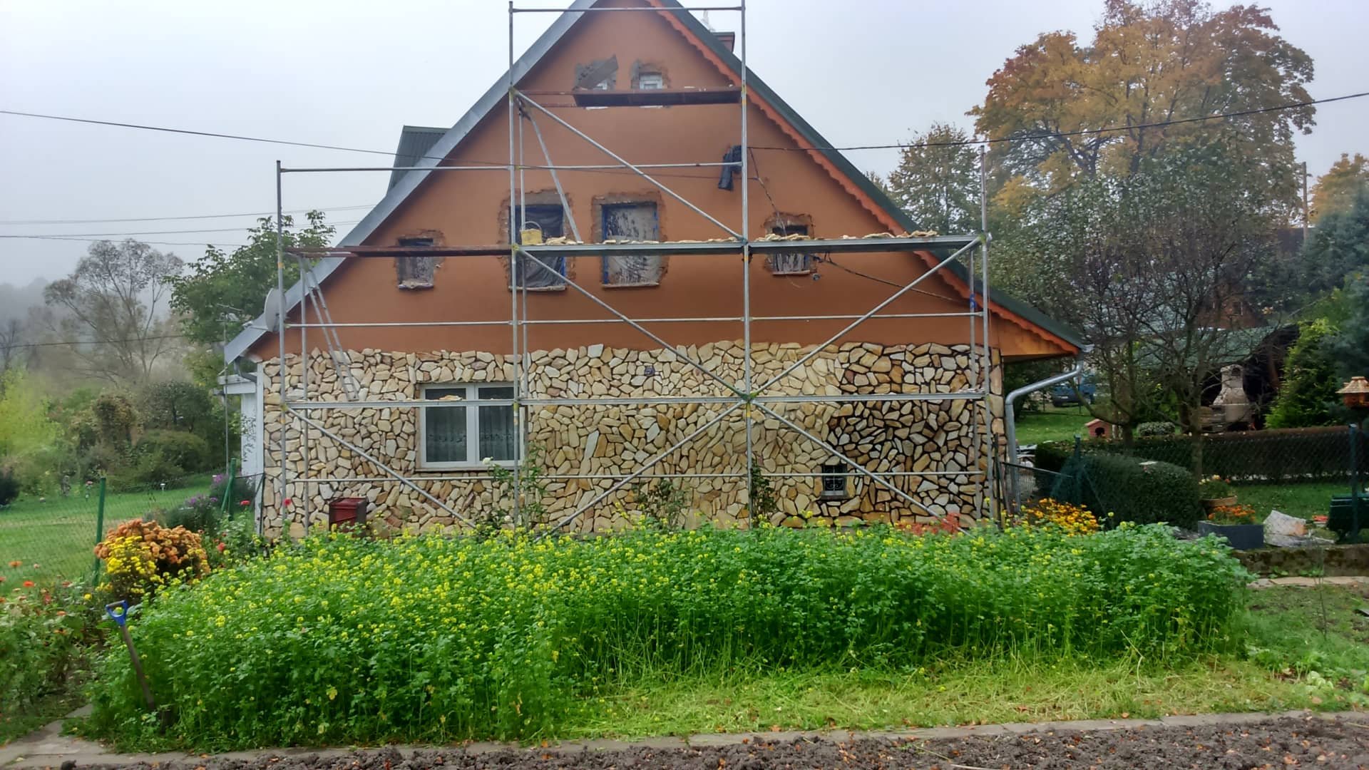 Firma budowlana świadczy usługi