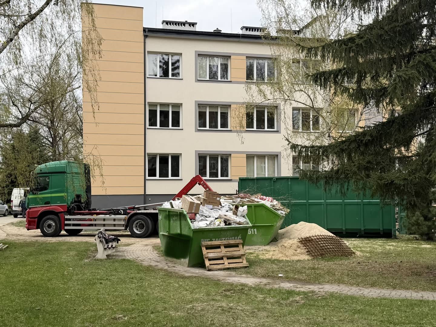 Kontenery na odpady budowlane, zmieszane, gruz