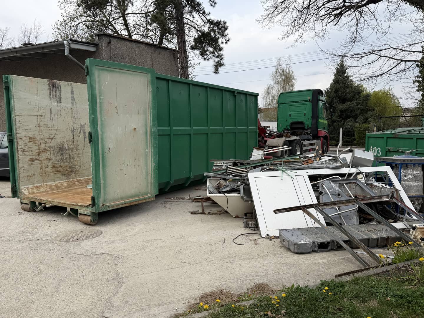 Kontenery na odpady budowlane, zmieszane, gruz