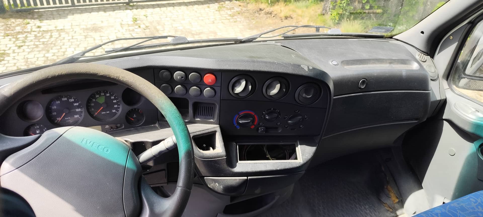 Iveco Daily 35C12 Brygadówka Blaszak z hakiem