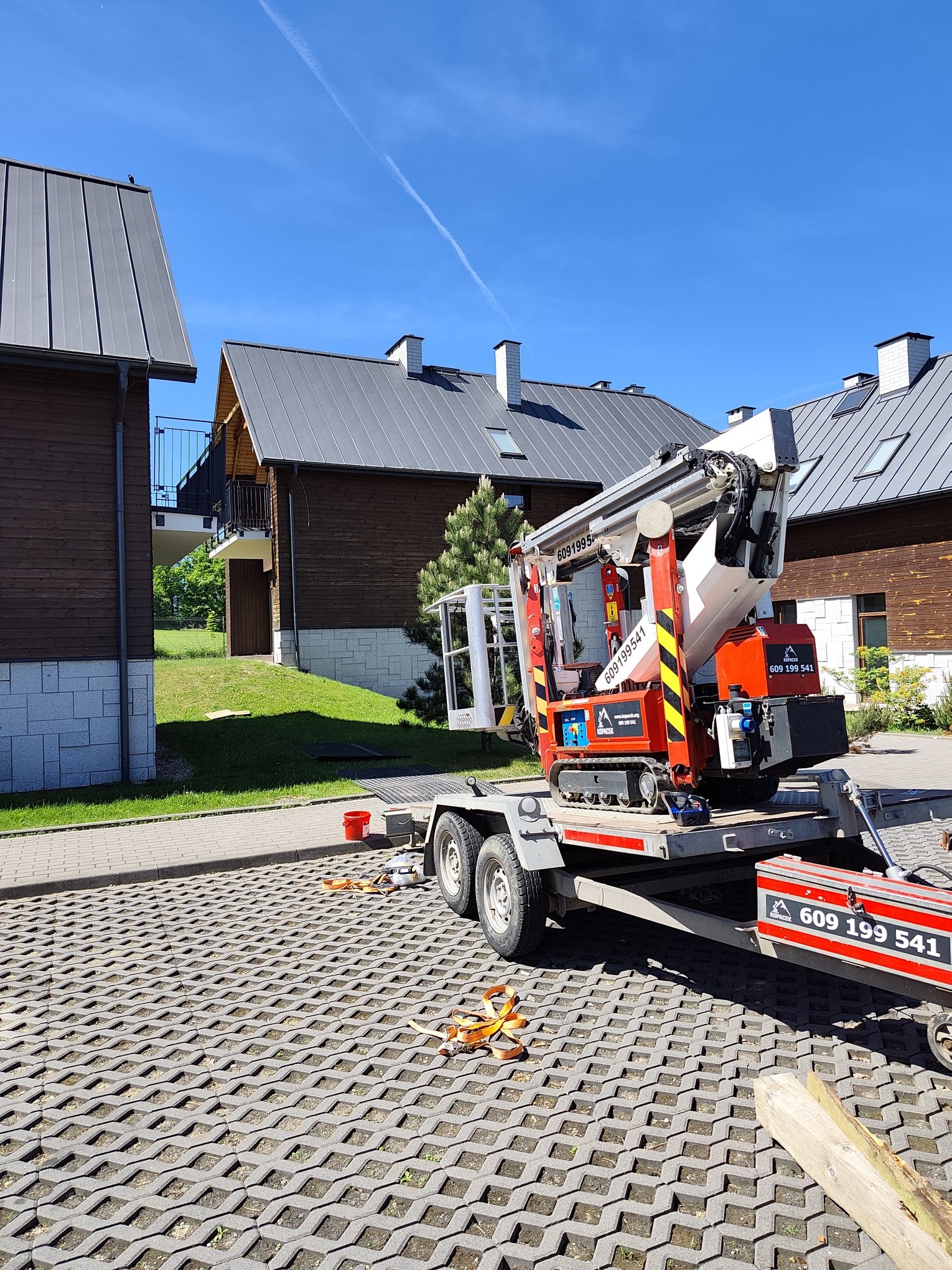 Wjedzie przez zwykłą furtkę, nie niszczy trawy! PODNOŚNIK gąsienicowy Jelenia Góra Kopacek