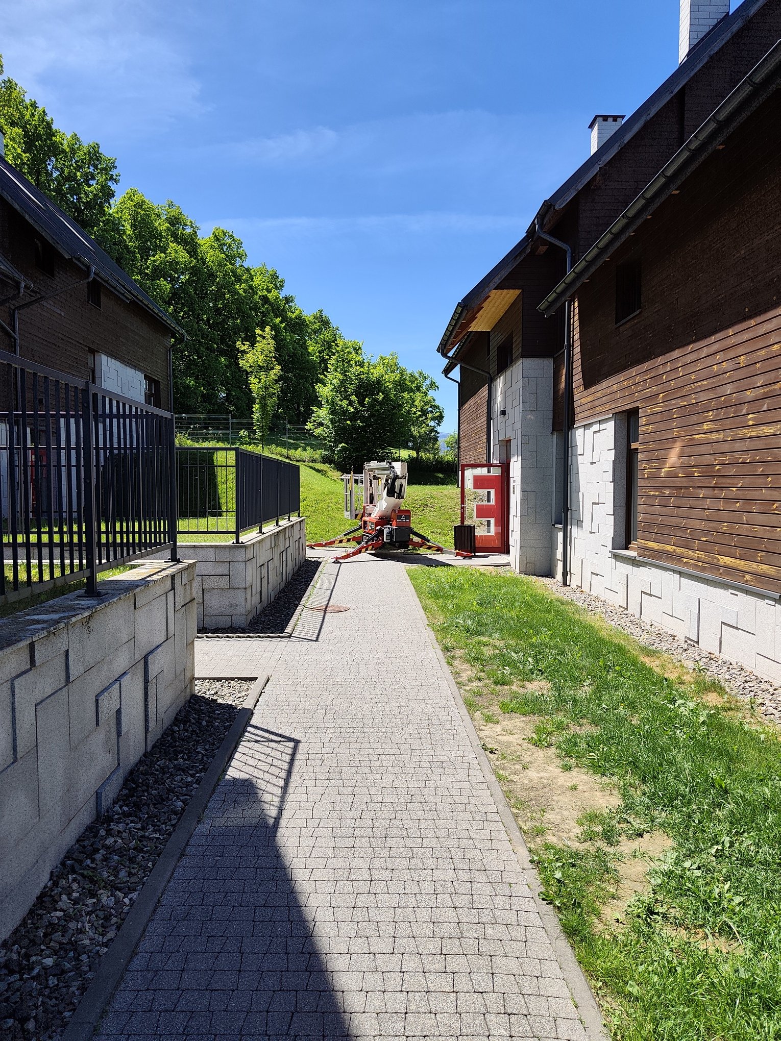 Wjedzie przez zwykłą furtkę, nie niszczy trawy! PODNOŚNIK gąsienicowy Jelenia Góra Kopacek
