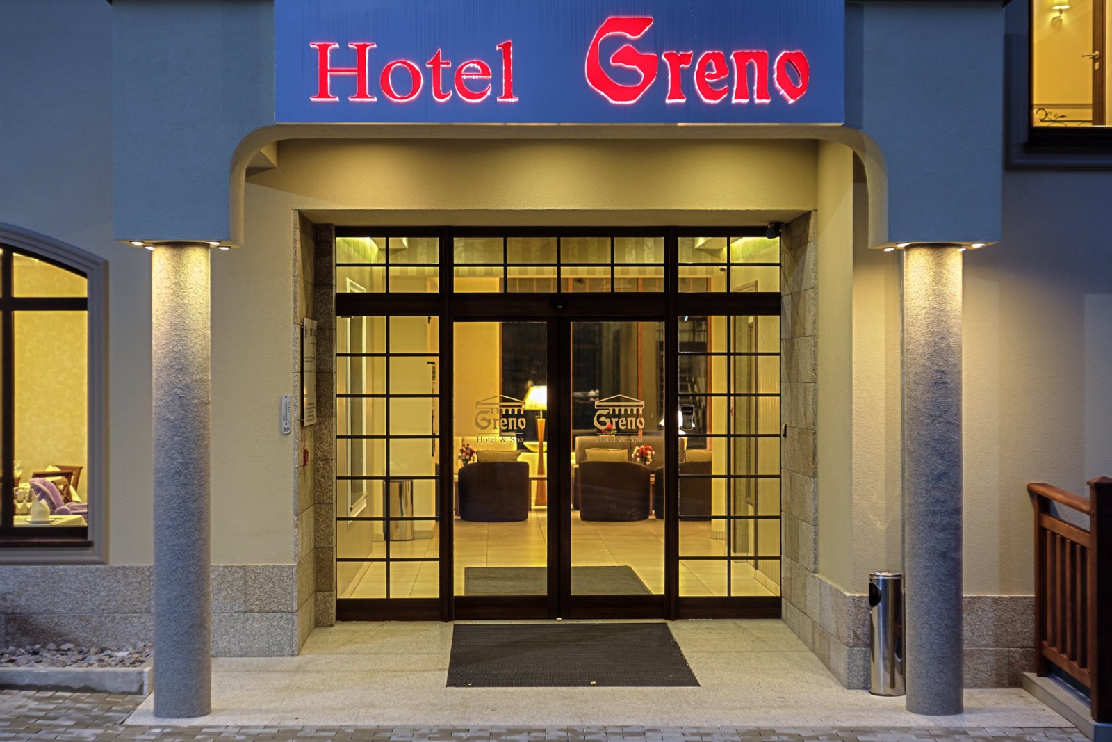 Recepcjonista hotelowy / Recepcjonistka hotelowa