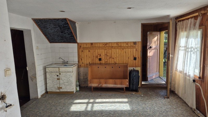 Janowice Wlk.  Mały dom mieszkalny do remontu, 3-p., pow. 65 m2, na działce 3055m2