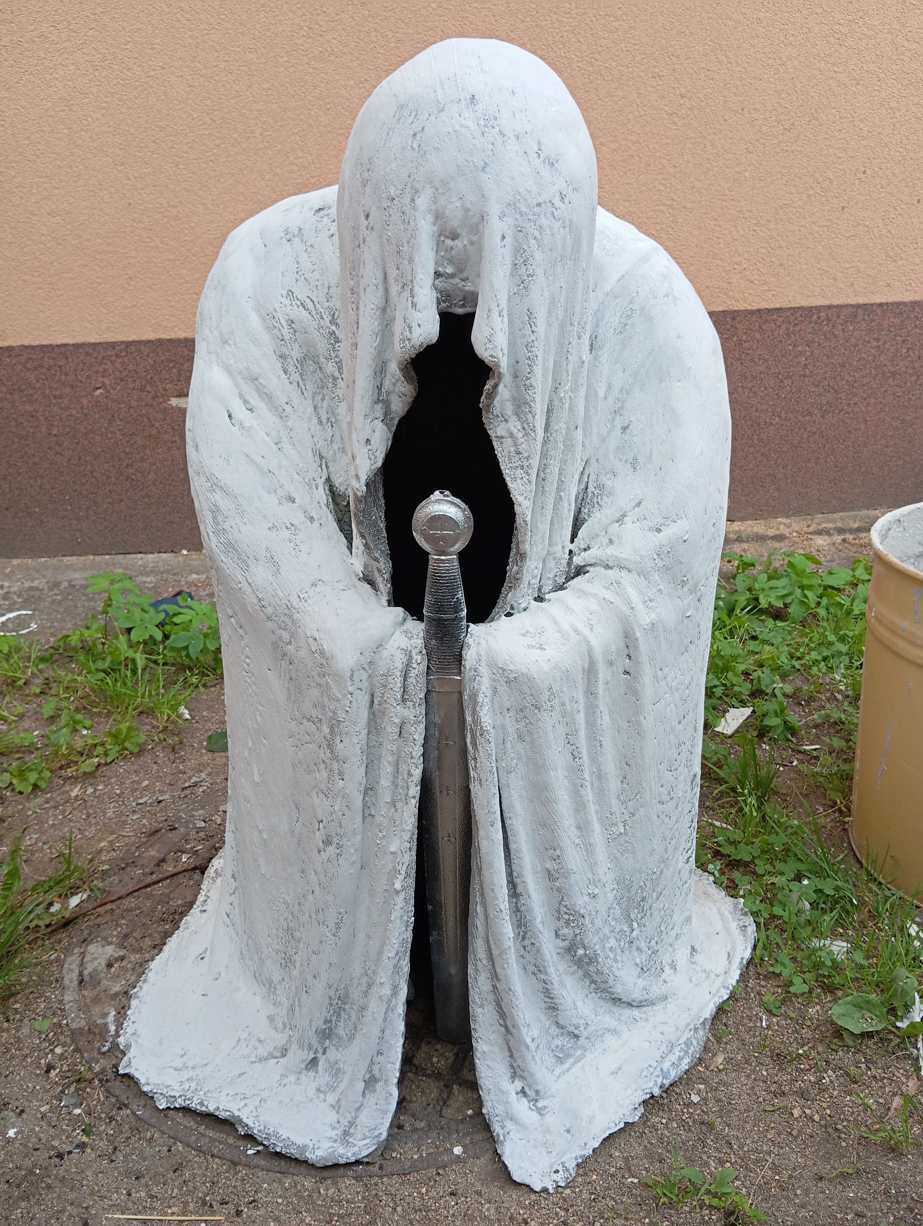 Cementowa figura ogrodowa
