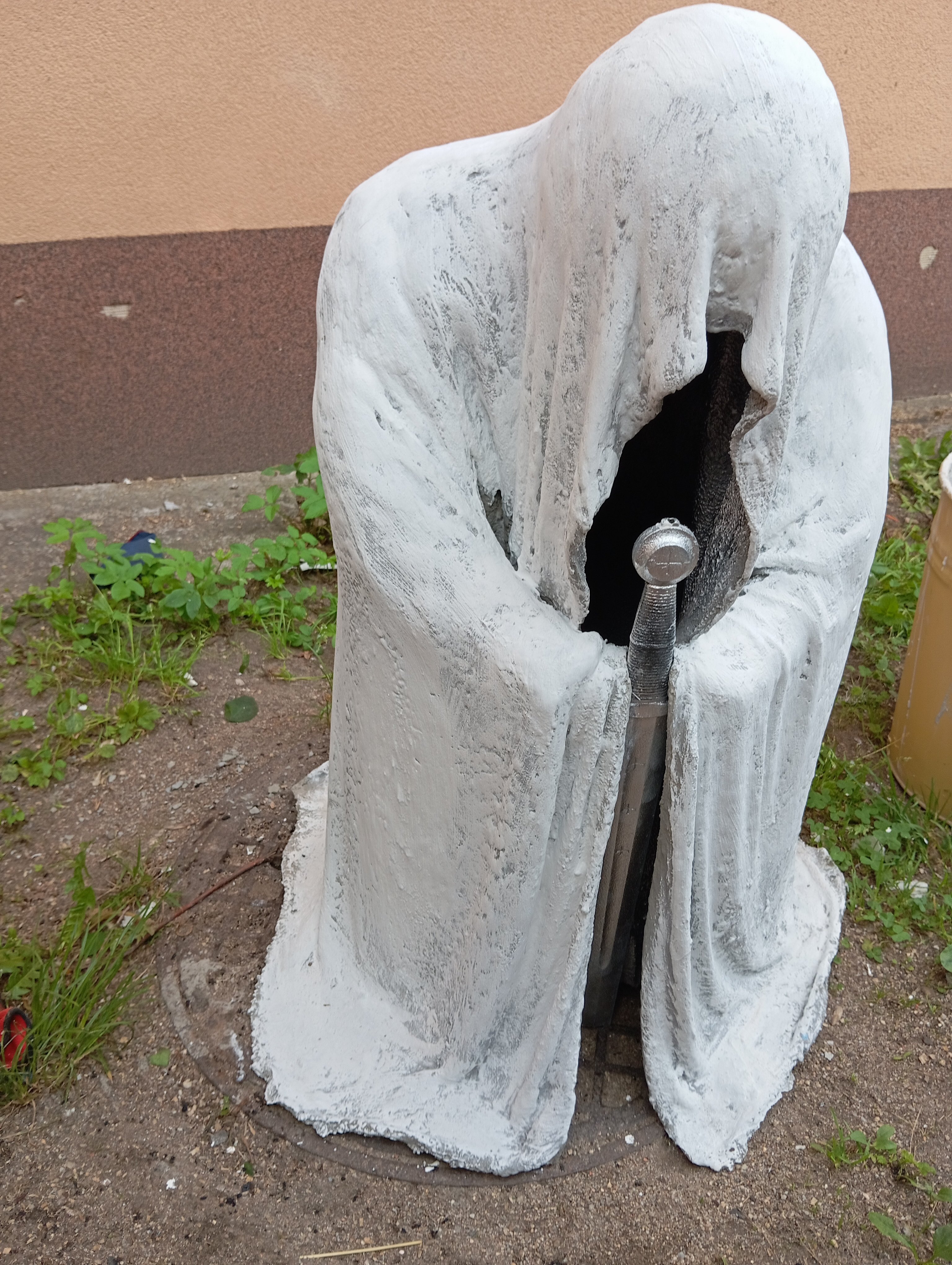 Cementowa figura ogrodowa