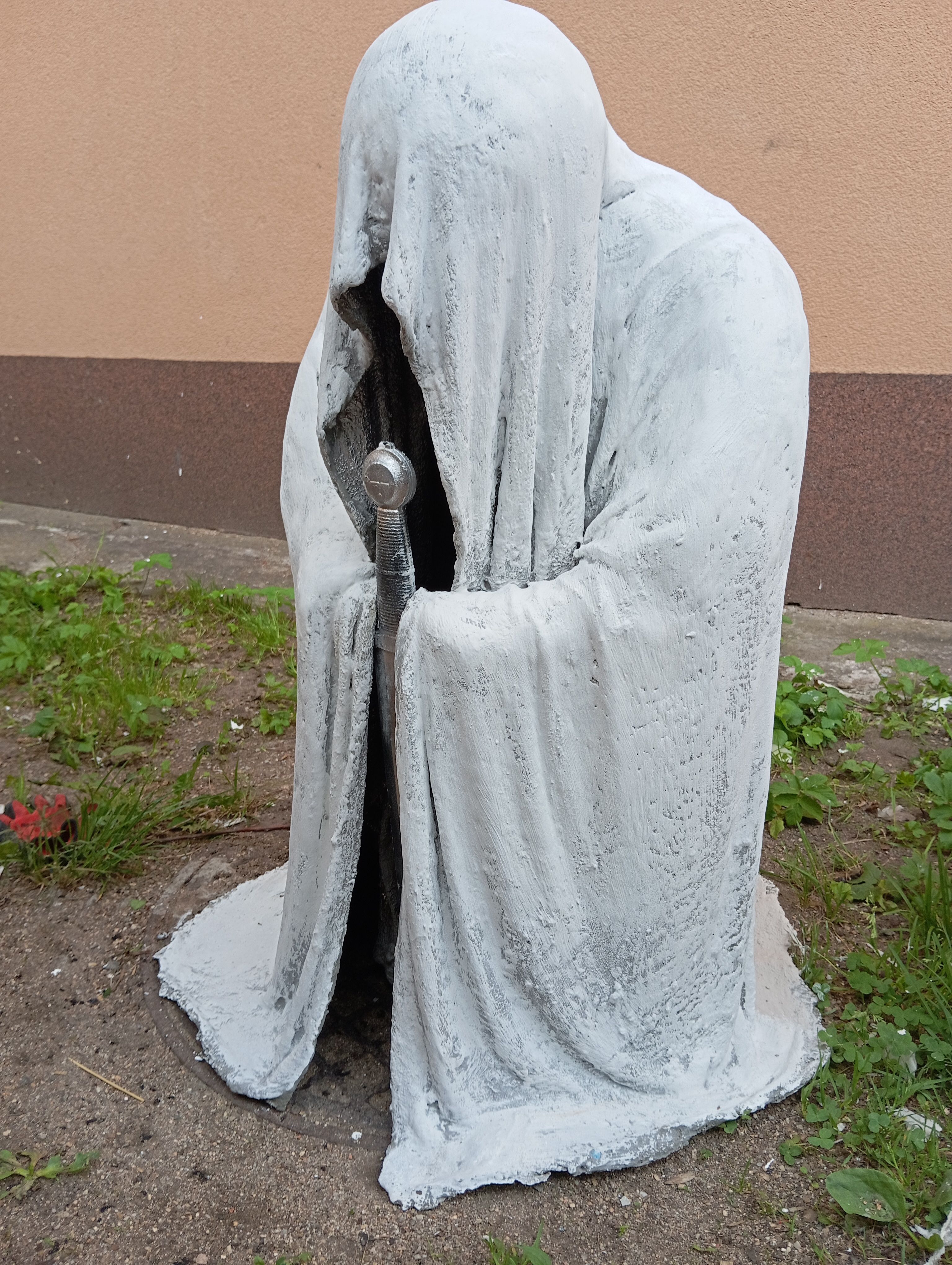 Cementowa figura ogrodowa