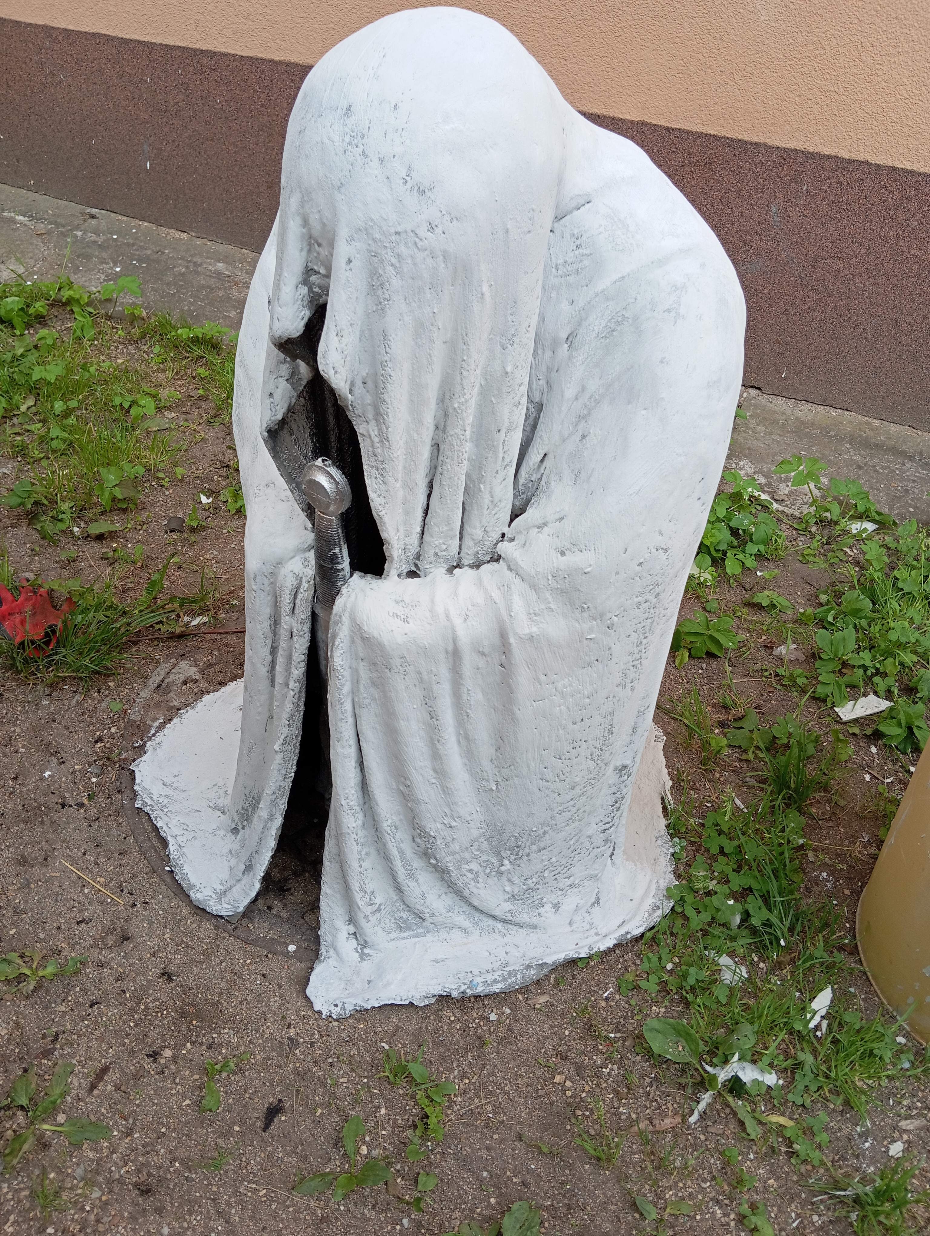 Cementowa figura ogrodowa