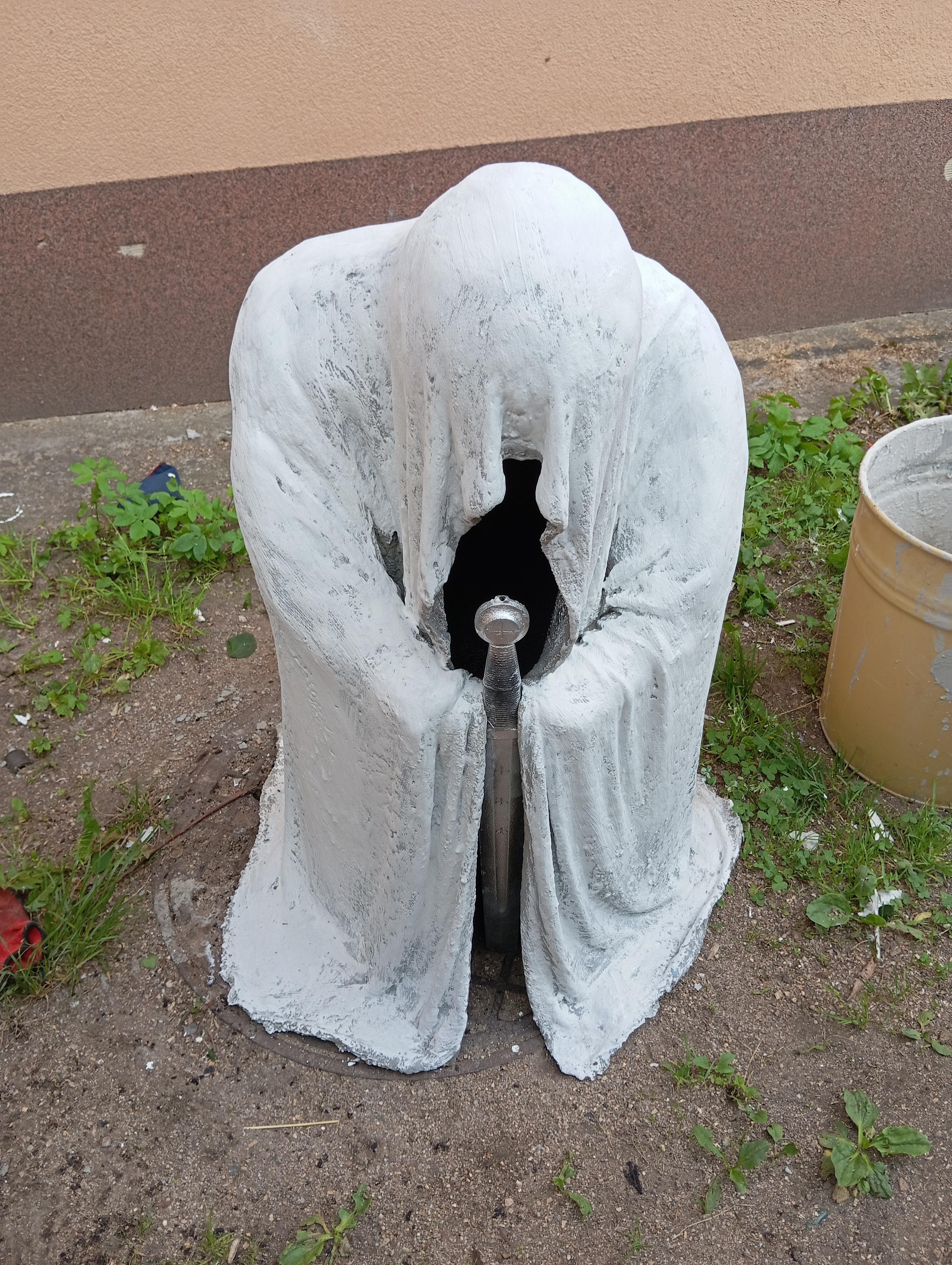 Cementowa figura ogrodowa