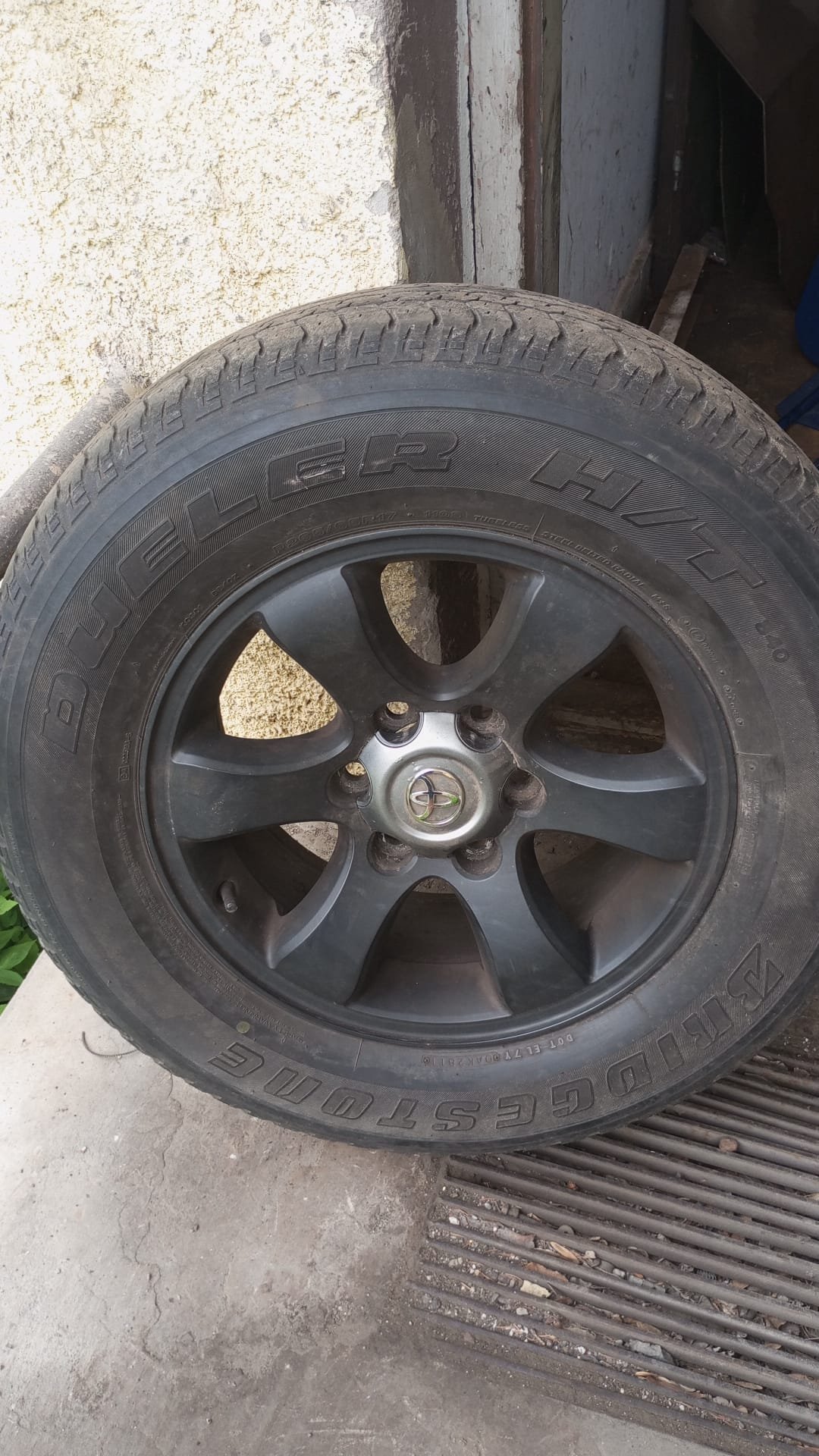Sprzedam komplet kół do Toyota Land Cruiser – 17" aluminiowe felgi + opony Bridgestone