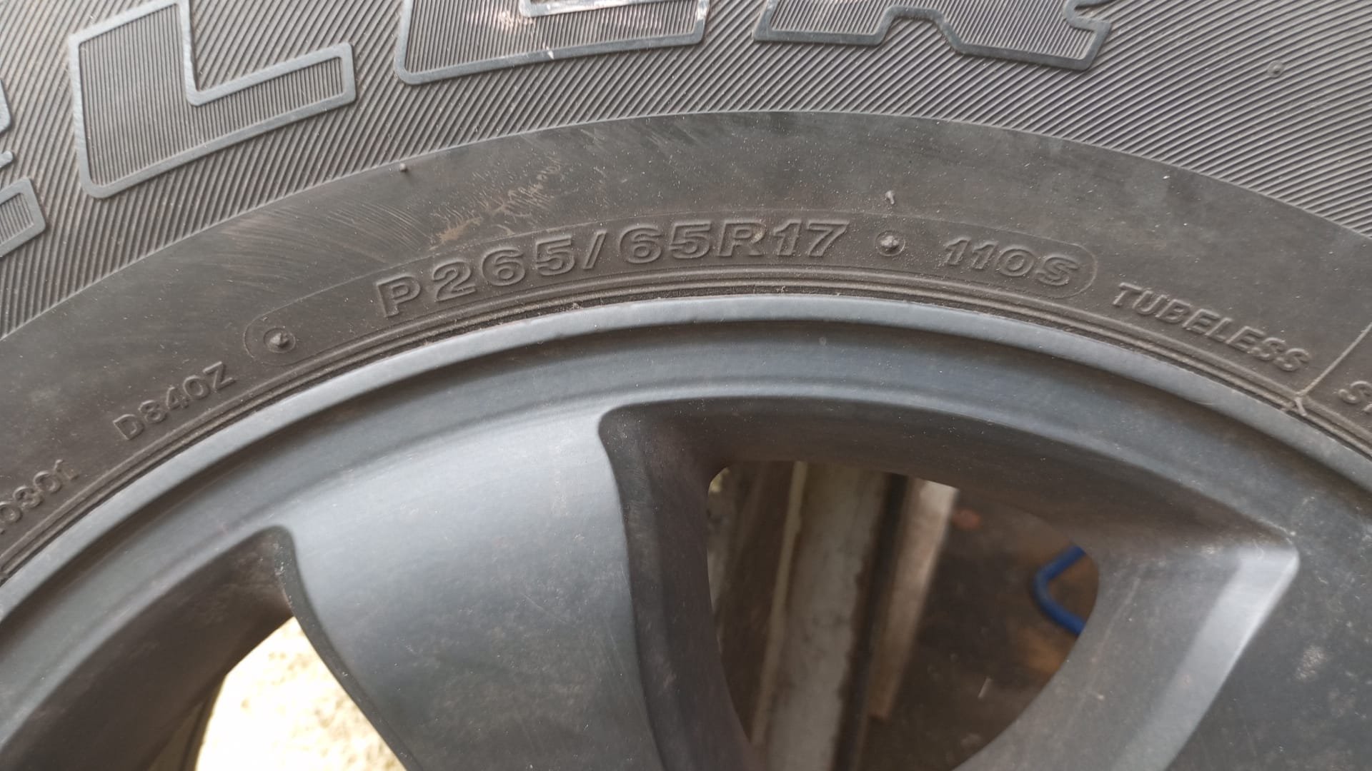 Sprzedam komplet kół do Toyota Land Cruiser – 17" aluminiowe felgi + opony Bridgestone