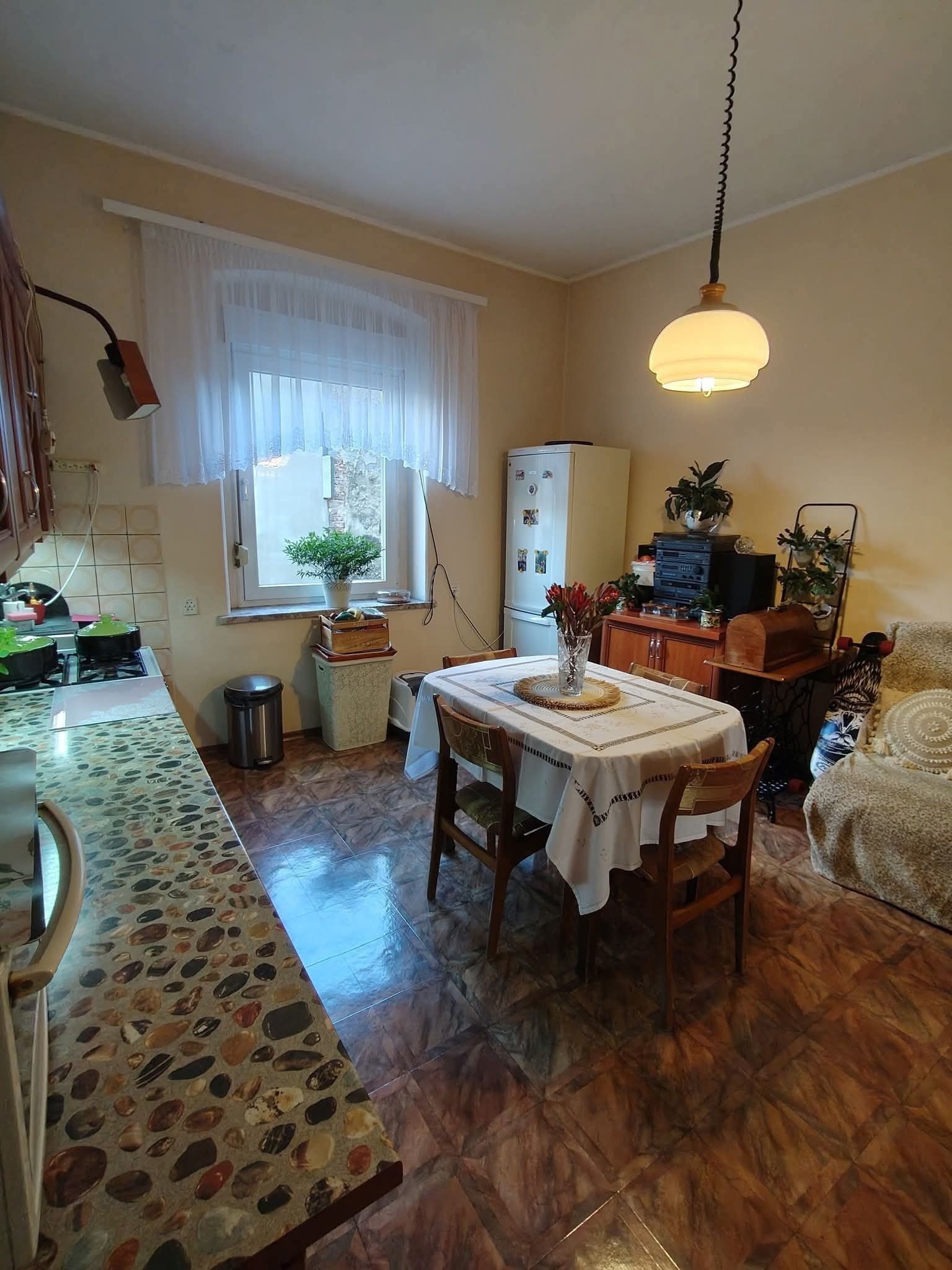 Sprzedam mieszkanie 71,8m2 na 1 pietrze w ścisłym centrum Jeleniej Góry