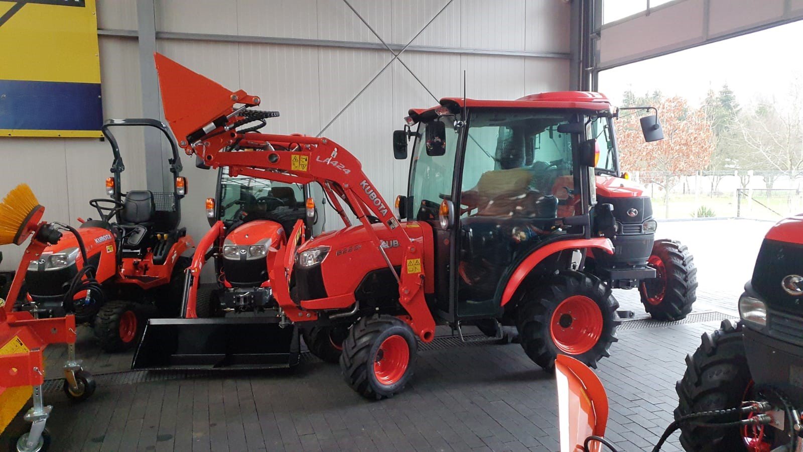 Ciągnik KOBOTA B2231 HST CAB wraz zosprzętem