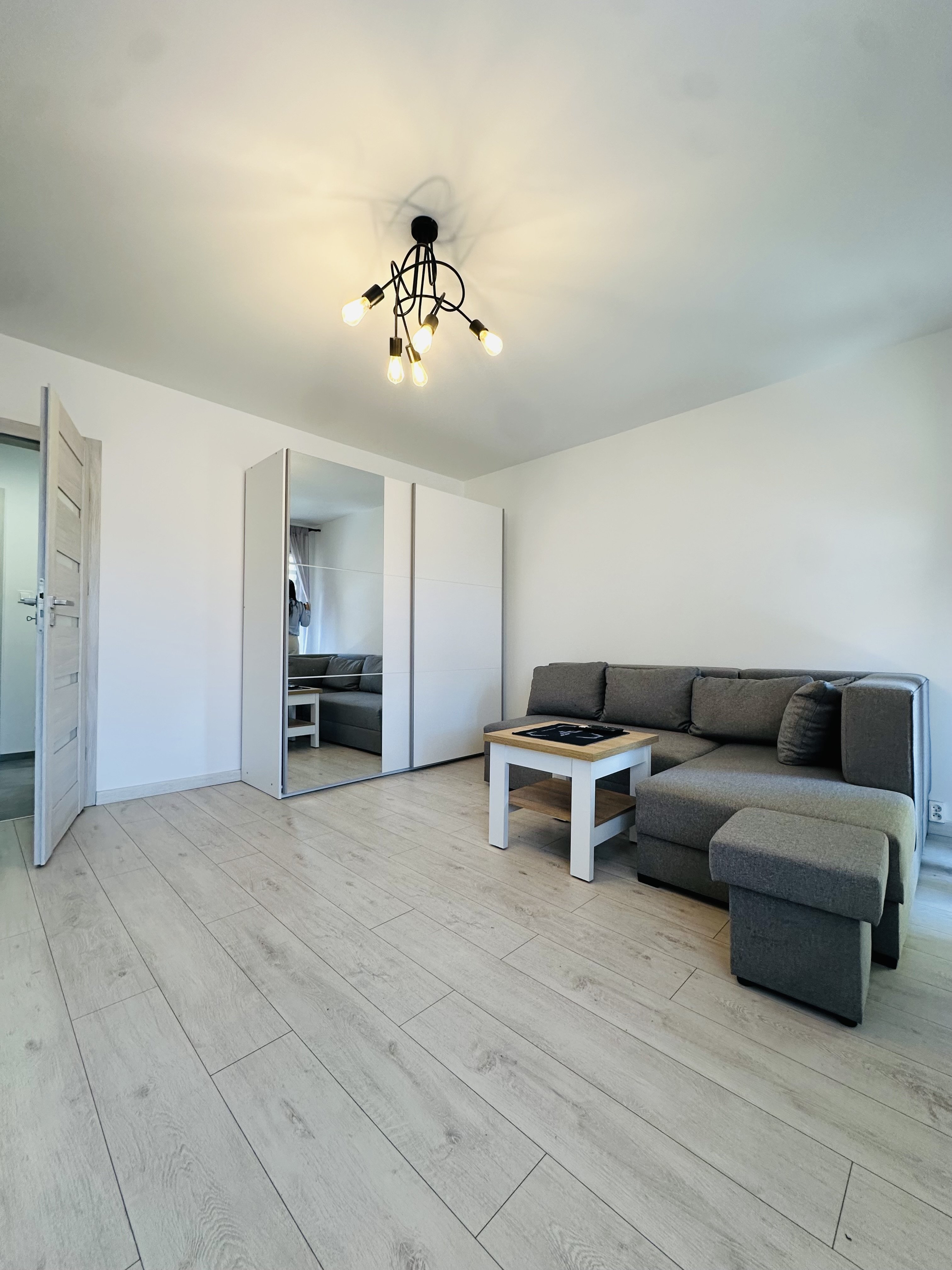Nowoczesna kawalerka z odrębną kuchnią- balkon- Ulica Głowackiego- Jelenia Góra!
