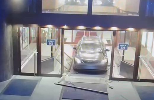 Tak Anglik wjechał do Hotelu Gołębiewski