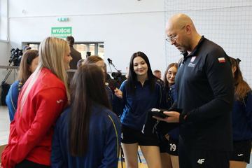 Bez krawata, za to z piłką – minister daje przykład