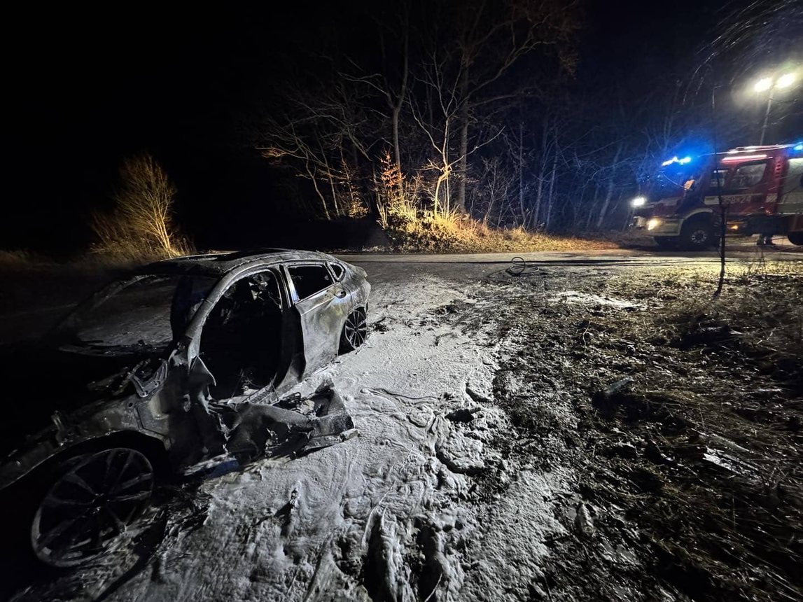 Auto stanęło w ogniu podczas jazdy
