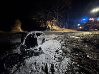 Auto stanęło w ogniu podczas jazdy
