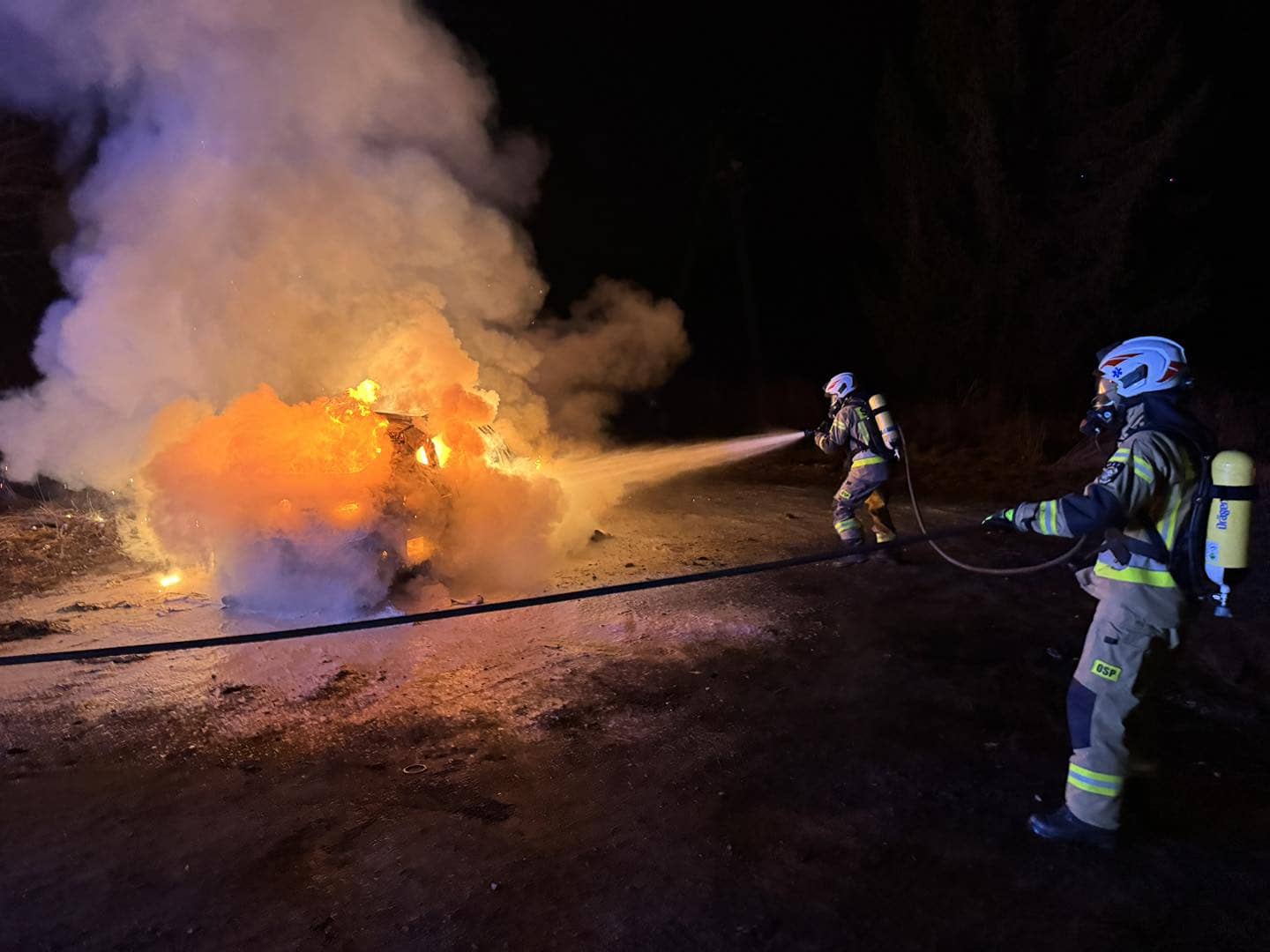 Auto stanęło w ogniu podczas jazdy
