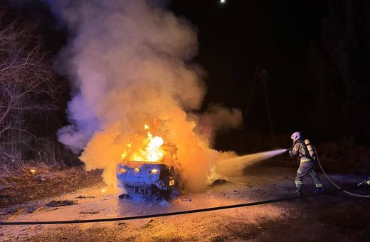 Auto stanęło w ogniu podczas jazdy