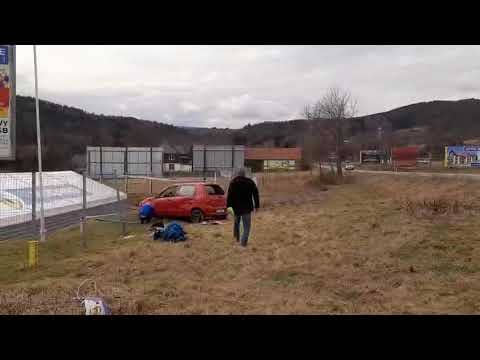 Auto wylądowało poza drogą