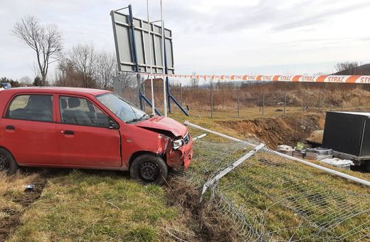 Auto wylądowało poza drogą