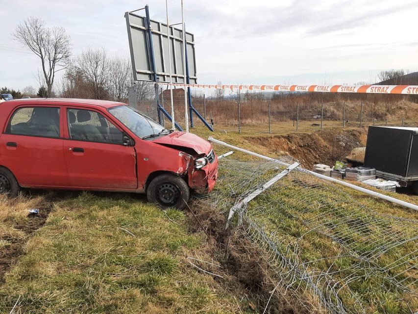 Auto wylądowało poza drogą