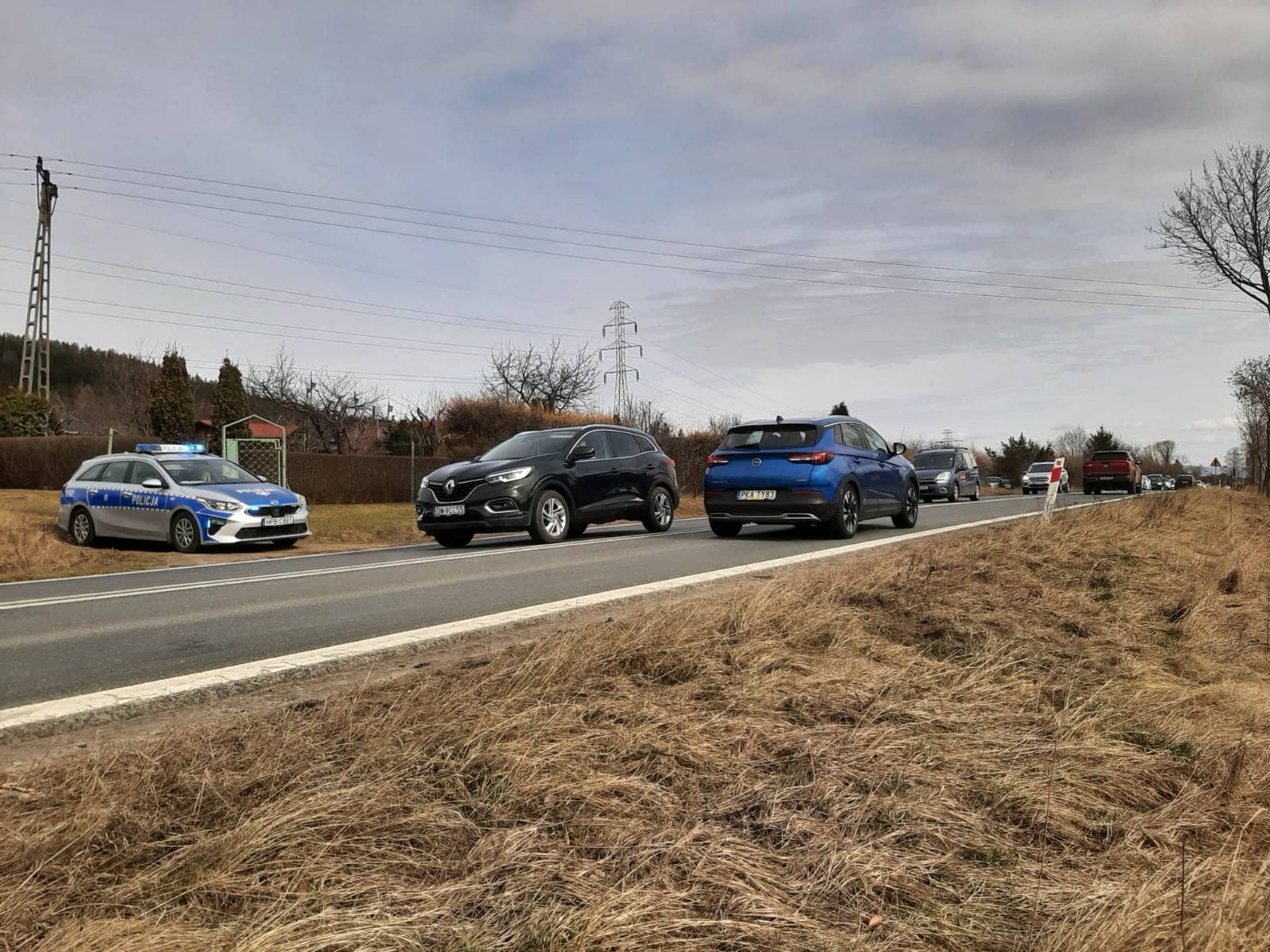 Auto wylądowało poza drogą