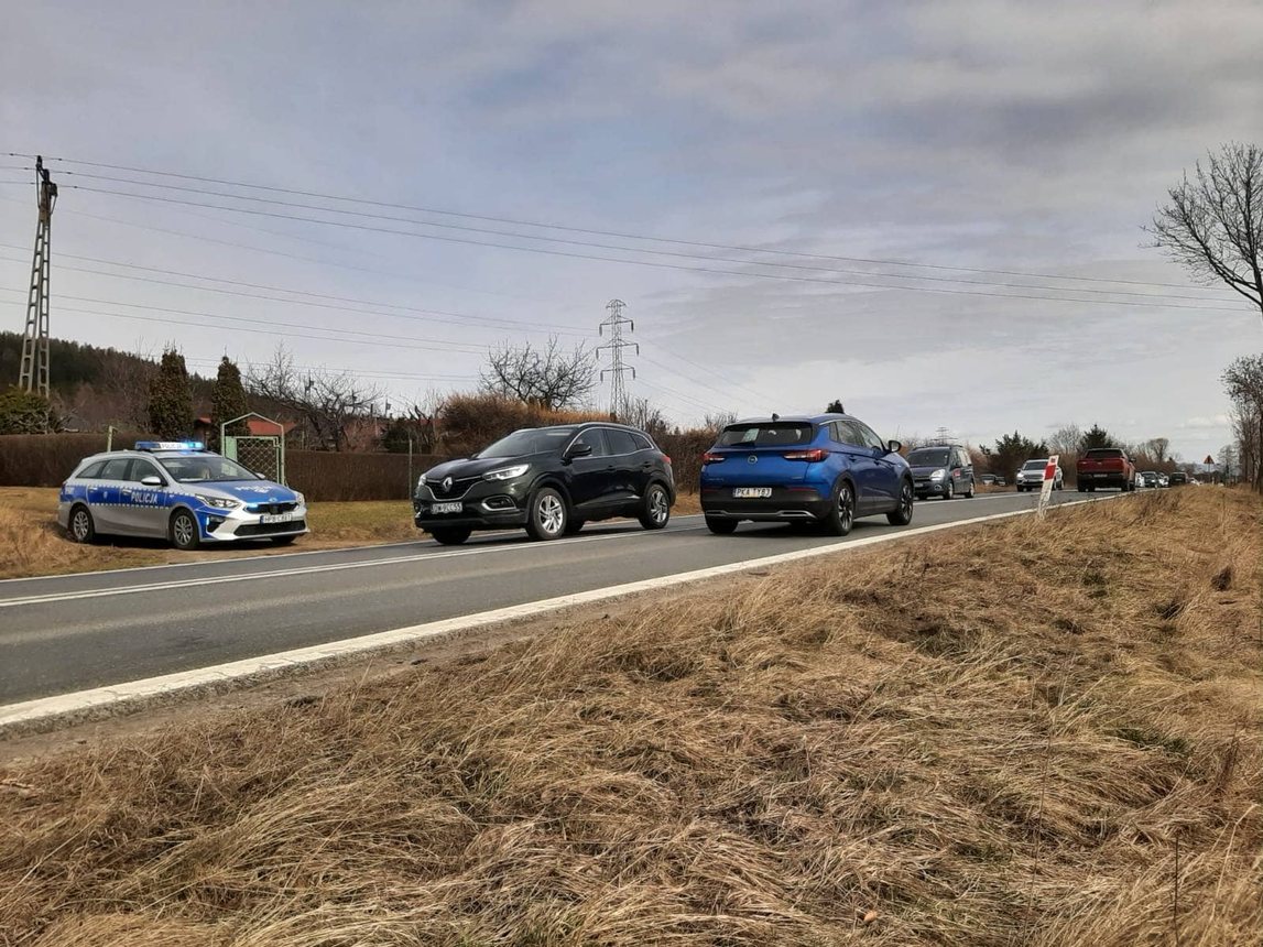 Auto wylądowało poza drogą