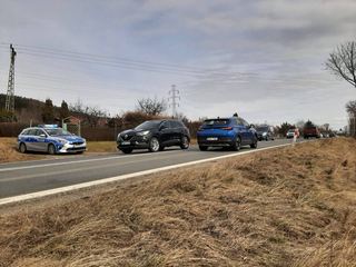 Auto wylądowało poza drogą