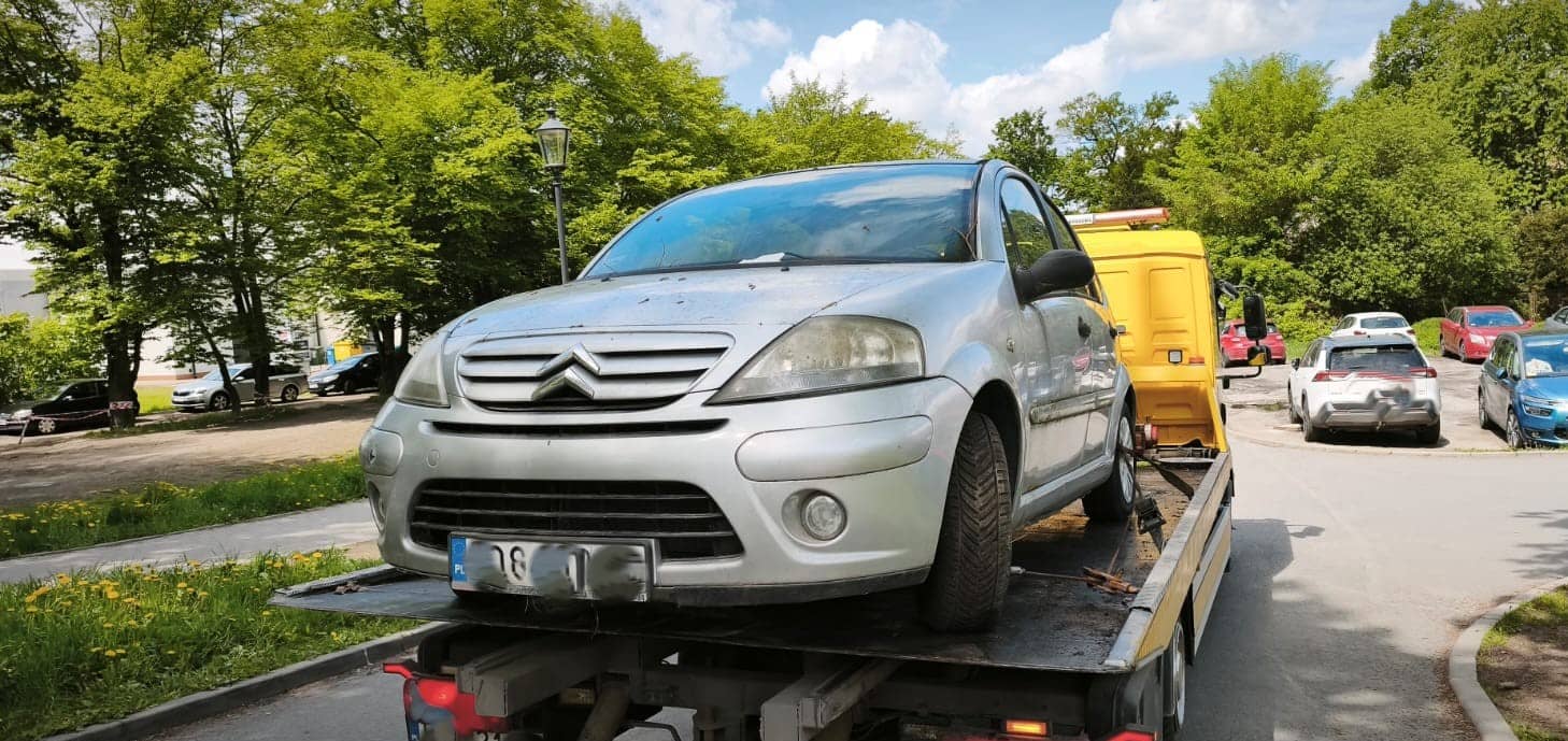 Porzucone auta kończą na lawetach