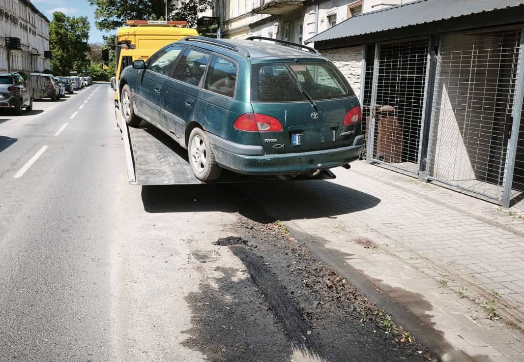 Porzucone auta kończą na lawetach