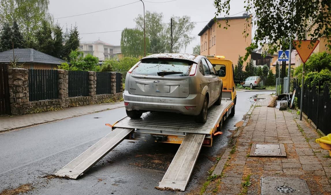 Porzucone auta kończą na lawetach