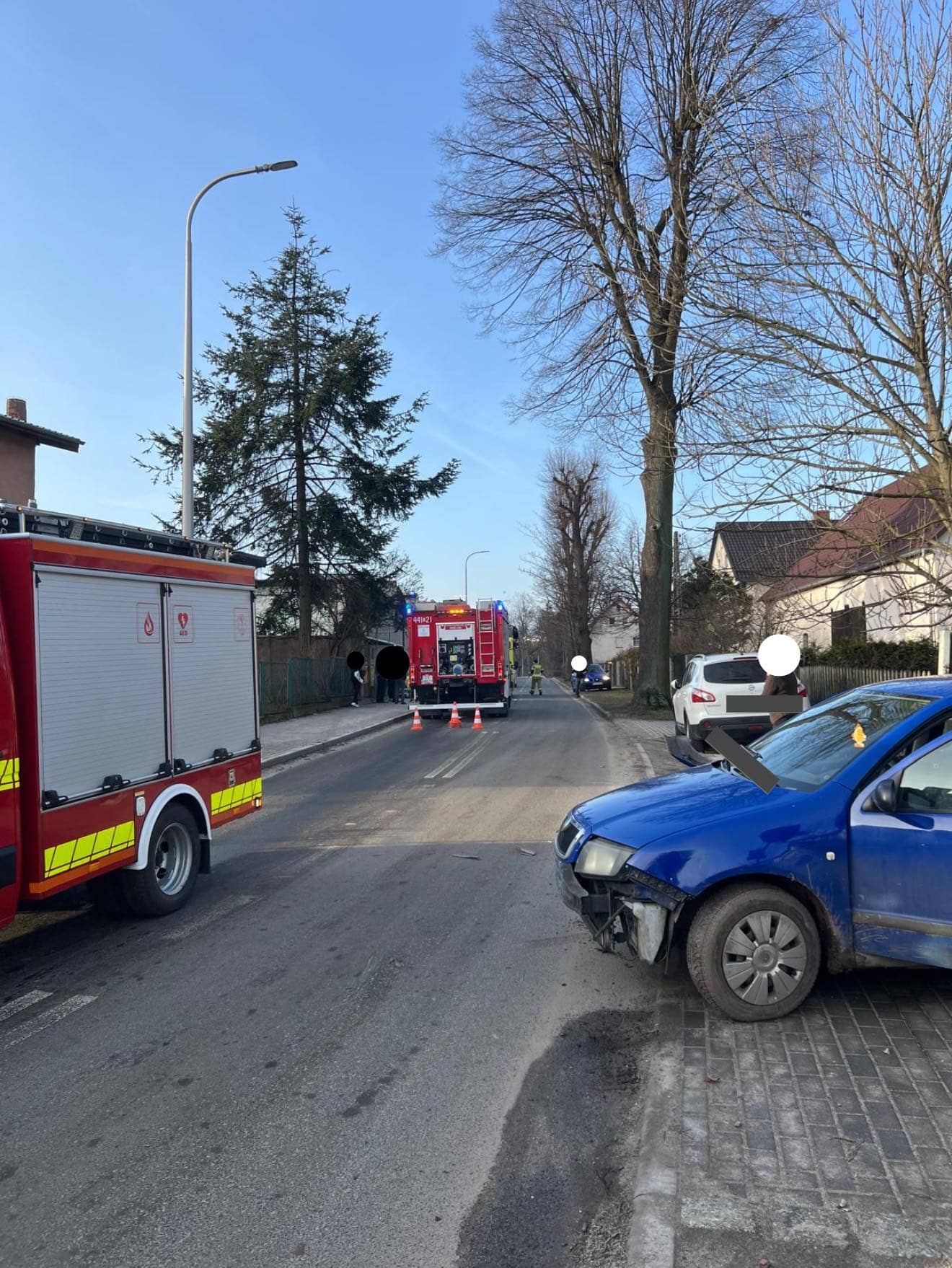 Samochód potrącił kobietę na chodniku