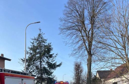 Samochód potrącił kobietę na chodniku
