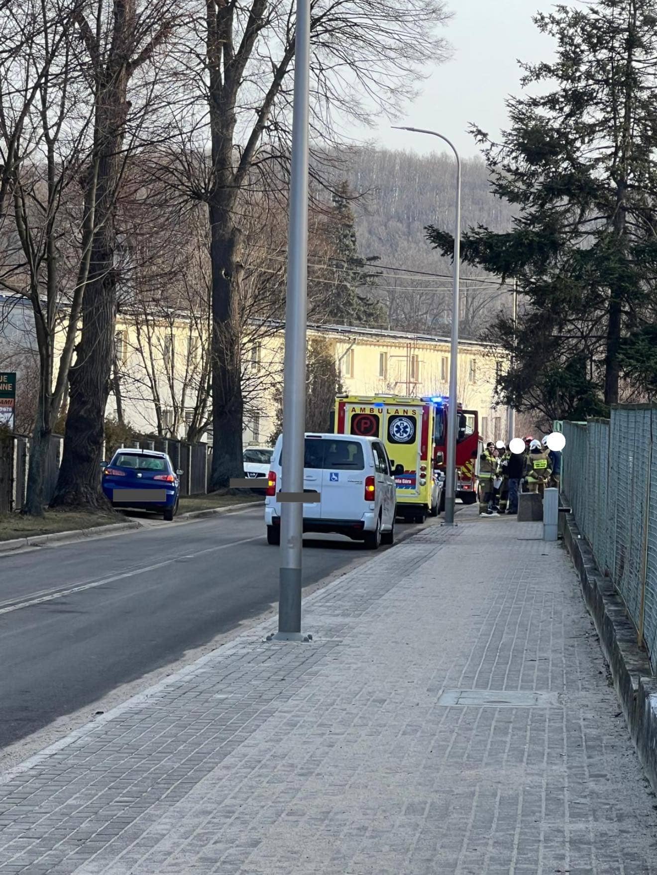 Samochód potrącił kobietę na chodniku