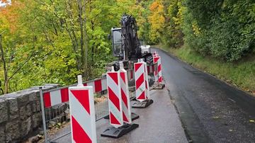 Naprawiają murek przy drodze do Jagniątkowa