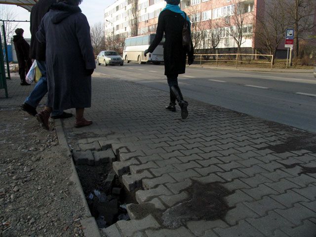 Wilcze doły w chodnikach