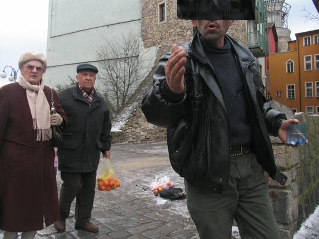 Żebranie Cygana z komórką w kieszeni