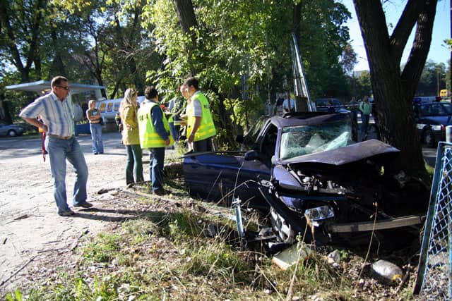 Tragedia z lata 2006 z ulicy Wolności. Śmierć kierowcy po uderzeniu w drzewo nie stała się przesrtrogą dla innych kierowców jeżdżących tym traktem.