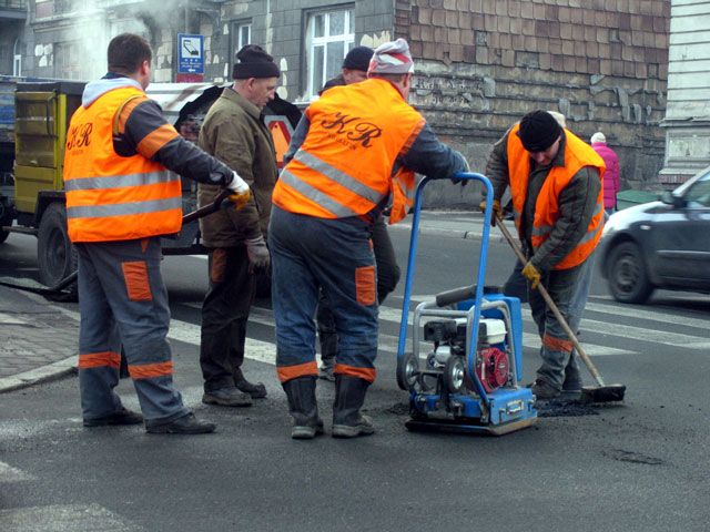 Zimowe plombowanie dróg