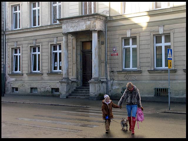 SP nr 7 mieści się w poniemieckim budynku dawnej szkoły ewangelickiej. Choć stan techniczny budynku jest kiepski, na pewno nie ma w nim azbestu.