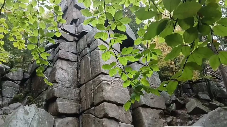 Krzywe Baszty w Górach Izerskich – nieludzką ręką utworzone