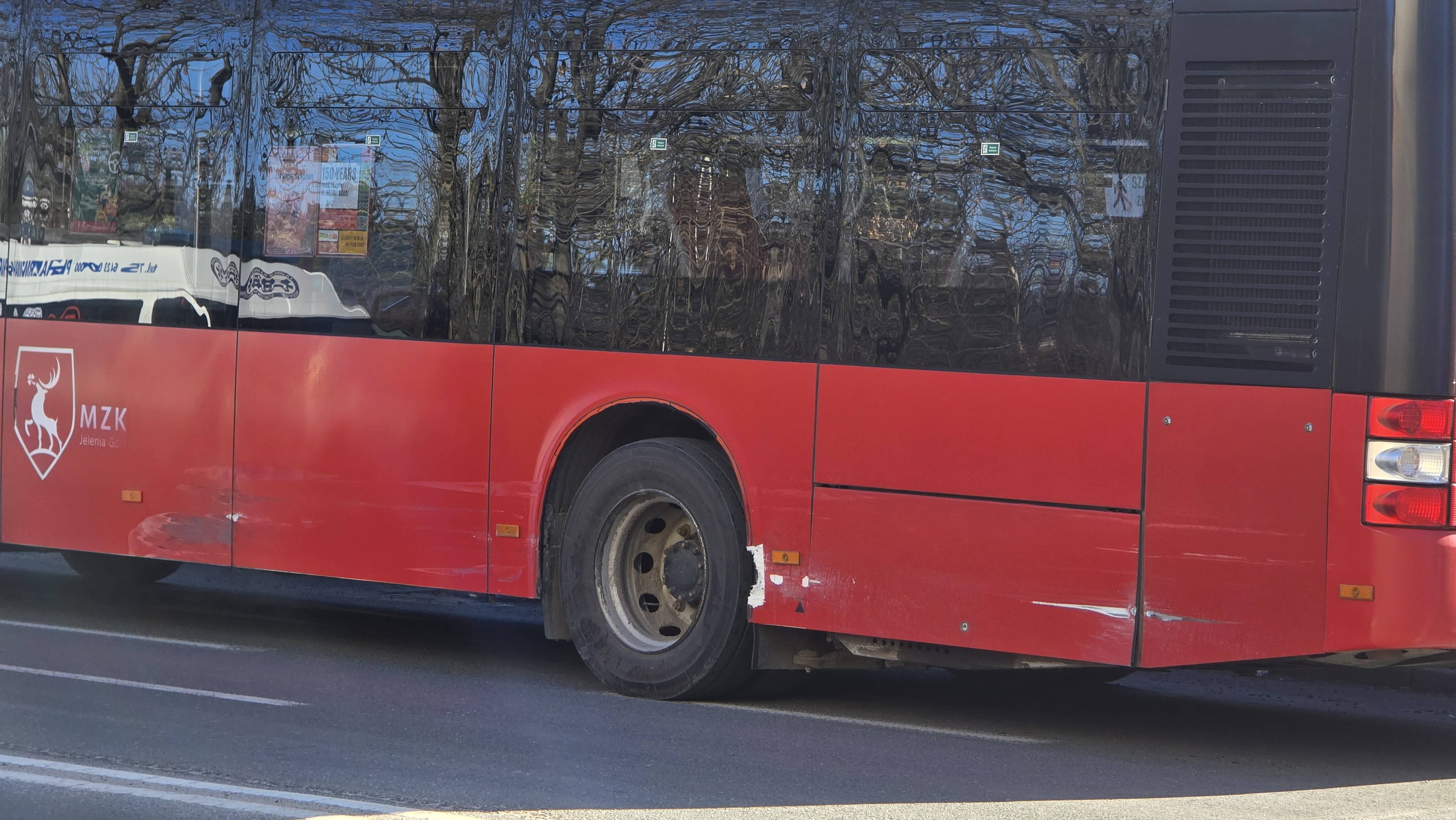 Kolizja autobusu z osobowym