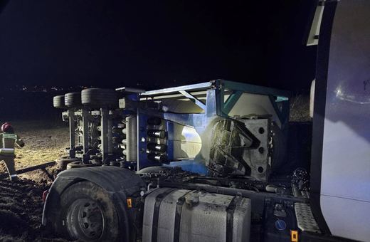 Groźny wypadek: cysterna poza jezdnią