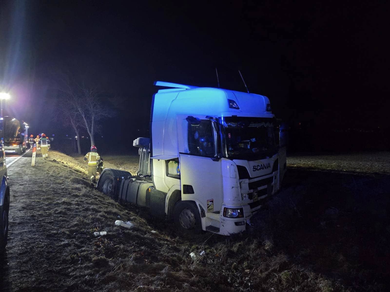 Groźny wypadek: cysterna poza jezdnią
