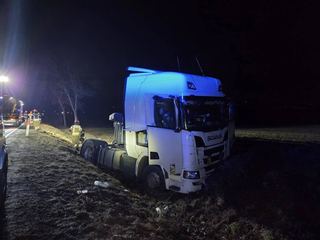 Groźny wypadek: cysterna poza jezdnią